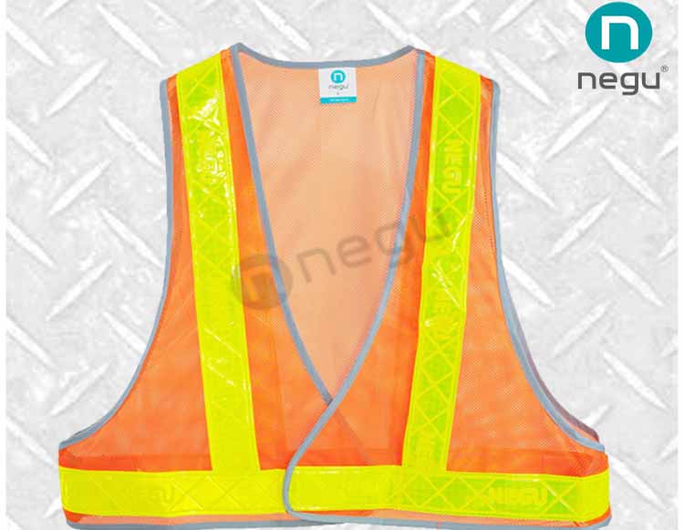 本款网布背心反光服配以锐飞高品质晶格反光带,夜间反光距离能达到700+