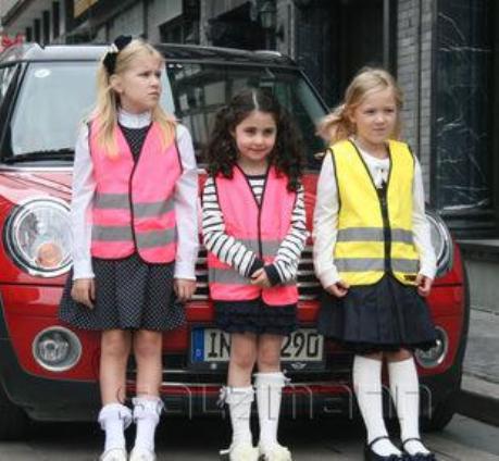儿童上学路上和放学路上要穿反光背心，注意遵守交通规则