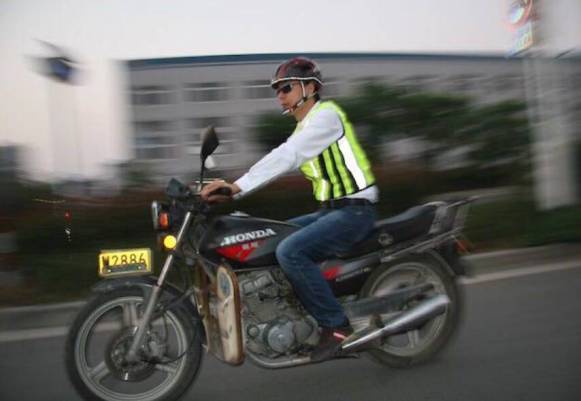 夜晚骑电动车或摩托车需要穿反光背心才安全
