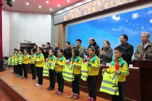 儿童穿上反光衣，能够增加上学和放学路上的安全性