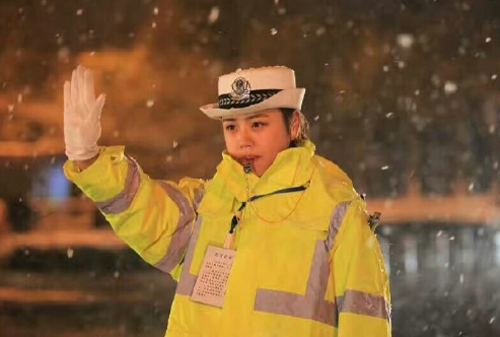 连云港一女交警风雪中执勤，获赞最美女交警