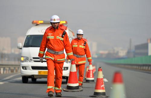 公路救援工作服工装需要具有反光防护功能、防雨功能以及耐穿功能