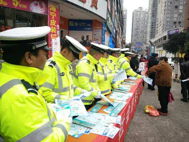 贵州交警穿新式交警反光衣在街头宣传交通安全知识