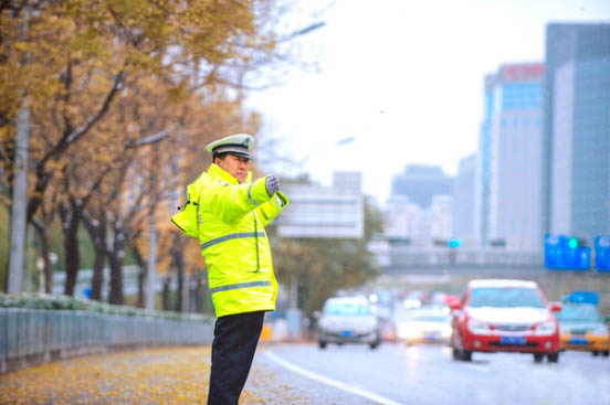 新式交警执勤雨衣能够更好的起到防护效果