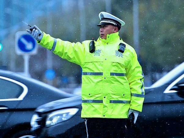 新款交警执勤服雨衣款式是什么样的，执勤服款式图