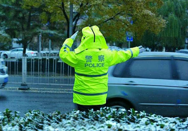 新式交警执勤服是荧光黄的，面料防雨、反光、并且带有可调节大小的防雨帽子