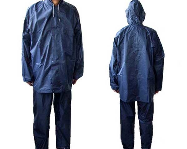 雨衣套装带反光条之后具有一定的警示防护效果