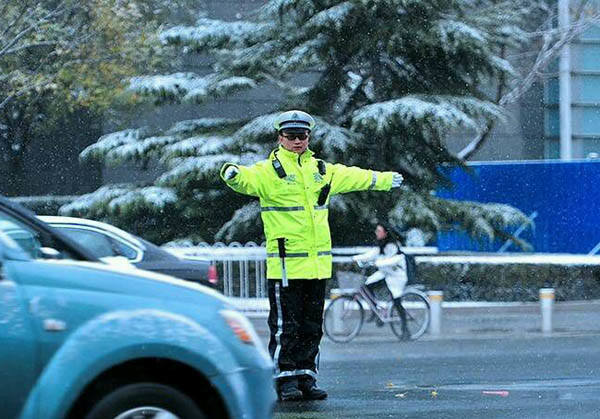 这种荧光色的警用雨衣套装，能为夜间执勤带来更好的安全性